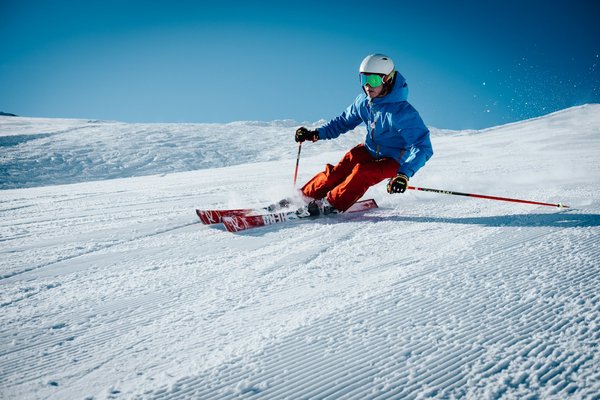 Quels chalets en Autriche offrent des cours de ski de fond et des ateliers de fabrication de chocolat?