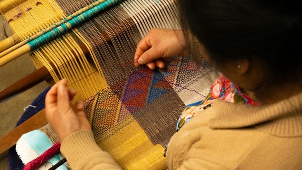 Où découvrir les traditions textiles des Mayas au Guatemala : ateliers et expériences recommandées ?